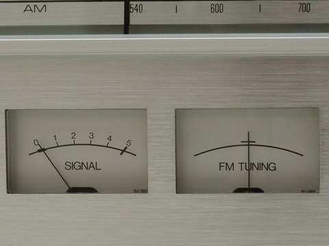 VU's de nvel de sinal e indicador de sintonia, este vai para esquerda e direita, indicando para que lado o dial deve ser rodado para uma perfeita sintonia